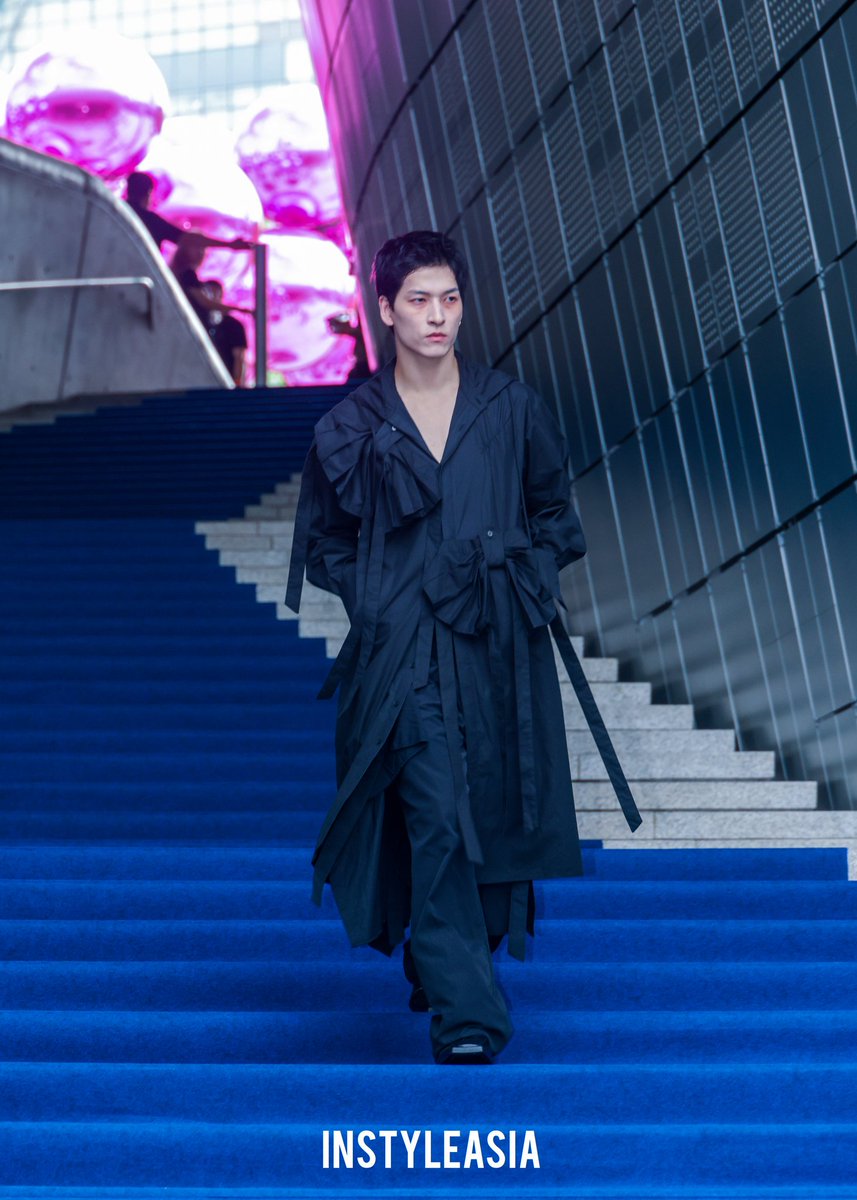 instyleasia's tweet photo. Japanese rapper Kinjo Sukai from #JO1 (Produce 101 Japan season 1) made a dazzling appearance on the blue carpet for ARTS DE BASE x #PEGLEG SS2026 in #Seoul, South Korea, and supported by all fans who are waiting to see him around the venue.
#金城碧海 #kinjosukai #artsdebase https://t.co/hb5021Aa80