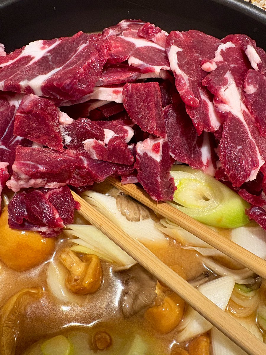 muhedoruri's tweet image. ご覧くださいこの真っ赤なツキノワグマのウデ肉850g
これをこれから舞茸となめこでプロテアーゼ処理して味噌鍋にします。
槍で仕留めたので血抜きは完璧、弘前リンゴクマ(仮称)なので臭みなし！