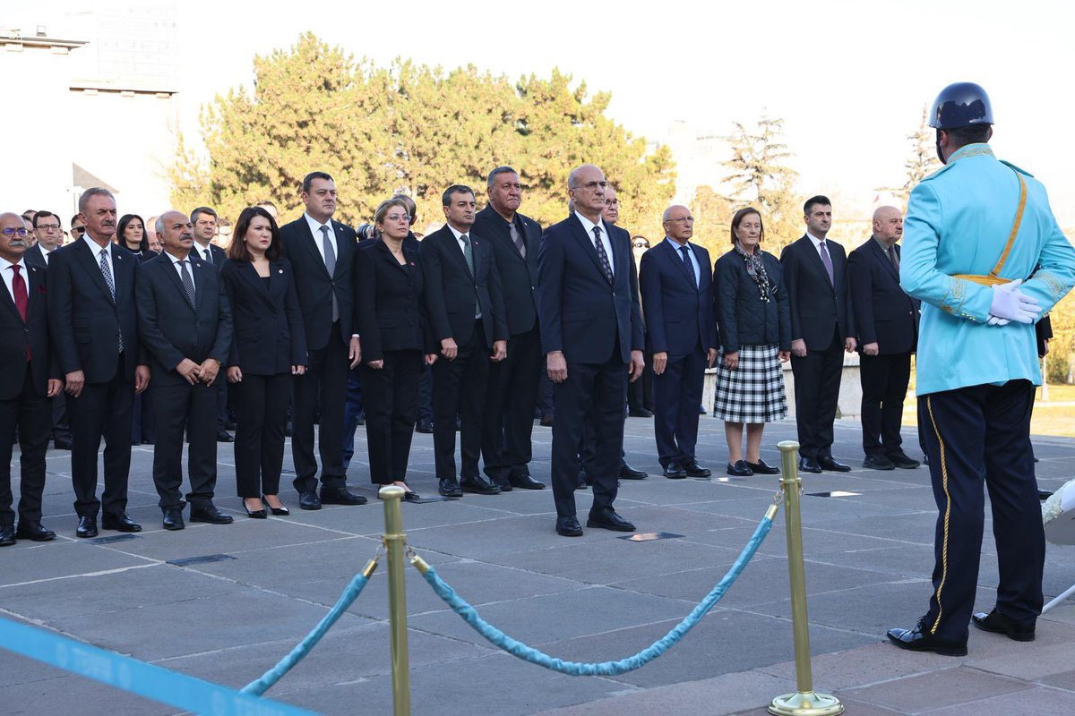 SelmaKavaf's tweet image. TBMM’de düzenlenen 10 Kasım Atatürk’ü Anma Töreni’ne katıldık.

Cumhuriyetimizin kurucusu, çağdaş Türkiye’nin mimarı Gazi Mustafa Kemal Atatürk’ü saygı, minnet ve rahmetle anıyorum.