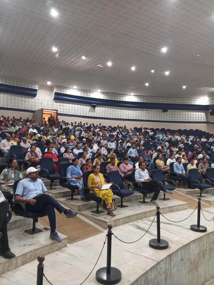 ERO_158's tweet photo. તા.૦૩/૧૧/૨૫ ના રોજ બી.એન.બી.હાઇસ્કુલ મેમોરીયલ હોલ વાવ  ખાતે "મતદારયાદી સઘન સુધારણા કાર્યક્રમ-૨૦૨૬"SIR અન્વયે ૧૫૮-કામરેજ વિધાનસભાના b.l.o,BLA Supervisor,AERO ઉકત કાર્યક્રમ સંદર્ભે તાલીમ નું આયોજન કરી જરૂરી માર્ગદર્શન આપવામાં આવ્યું.@CEOGujarat @ECISVEEP 
@surat_deo @collectorsurat https://t.co/FVUg7p7xyA