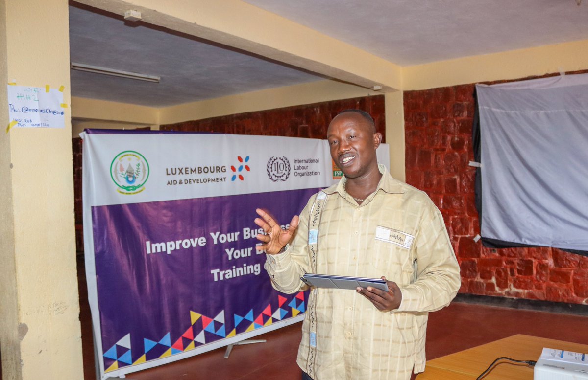 BusinessImanzi's tweet image. Training Day 1, #Cohort 3 is officially underway at @CenterHuye 🎉! ED @Deusdediti  of #BusinessImanzi opened the 5-day #IYB &amp;amp; #DYB training 💻, inspiring entrepreneurs to embrace efficiency &amp;amp; smart business management 💪.