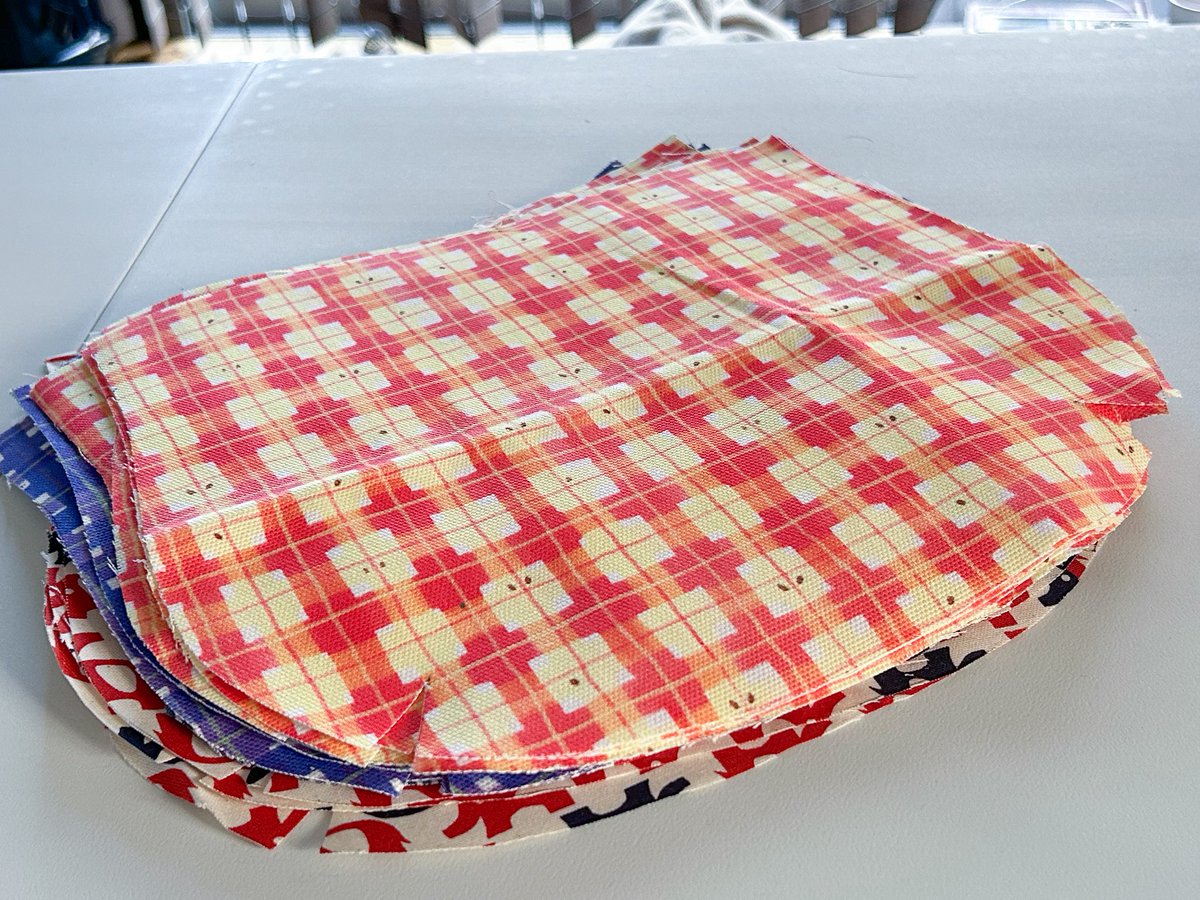 裁断終わり。
明日アイロン掛けたりルレットしたりする。
買い物行ってくるー！