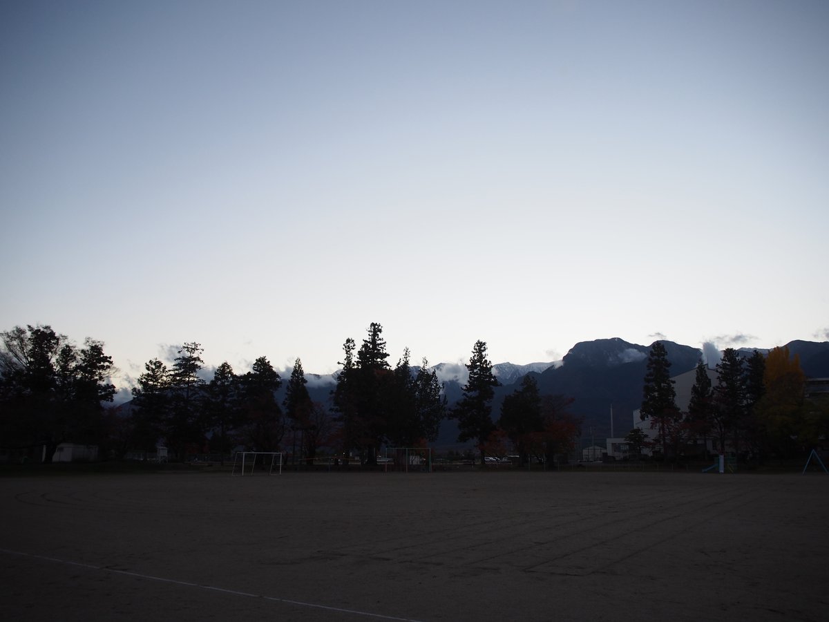 airtanikei's tweet photo. ポール・マッカートニーさんの写真が欲しくて、AIに「萩本欽一さんによく似ているイギリス人の写真」でお願いしたら全く似ていない外人さんの写真と質問返しをされて失敗に終わりました。
#マジカワ #EPL6 #夕暮れ https://t.co/vG0W1lj8BE