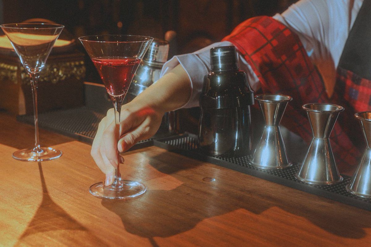 昨日は自分の誕生日だったけど、特にお祝いはせずに音楽バーのレンタルで撮影してきました〜
本物のバーはやっぱりすごくて、とっても綺麗！
オーナーさんのセンスが本当に素敵でした。
いい写真が撮れて嬉しい〜！✨

📷thx 蟲蟲<a href="/chuufly/">Chuufly蟲</a> 

#まほやく_cos #mhyk_cos