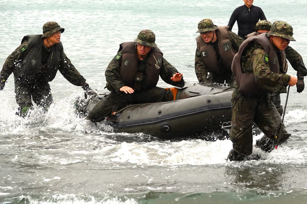 jgsdf_1stAbnB's tweet image. 【空挺レンジャー課程③】
#空挺レンジャー 課程は、千葉県南房総地区において、偵察ボート訓練、山地潜入訓練等を行い基礎訓練を終了しました。学生は、過酷な行動訓練に移行し、遊撃行動に必要な技能を身に付けます。
#第１空挺団 #1stAirborne #房総