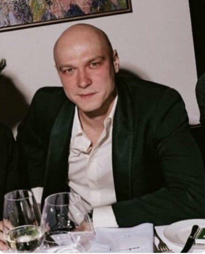 mitrofanbelov's tweet image. - Красивая ты баба, вводишь в искушение. Врать не буду, женат