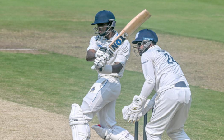 six6scricket's tweet photo. 2025 Ranji Trophy: Despite a strong fight from Rasheed for Andhra , Tamil Nadu took a narrow lead in the first inning.

https://t.co/toULroC87Z

#Six6s #Six6s6 #Six777 #cricket #cricketlive #RanjiTrophy #TamilNadu #ShaikRasheed #SonuYadav https://t.co/xNzqj9Bj57