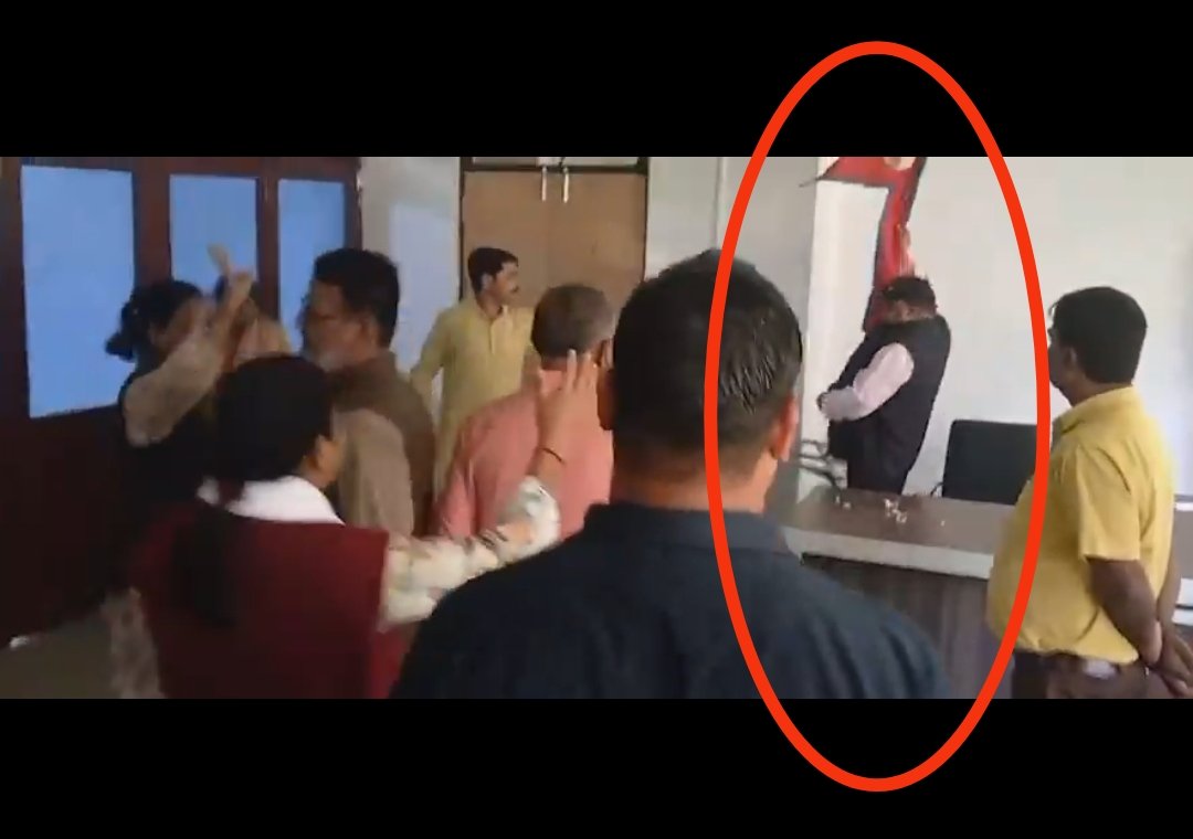 Manoj_pandey0's tweet image. झन्डा फाल्ने कांग्रेसका मधेस प्रदेश सांसद वीरेन्द्र कुमार सिंहलाई कानून बमोजिम कार्वाही गरिओस्।

जाे काेहि हाेस् राष्ट्रिय झण्डाकाे यसप्रकारकाे अपमान सैह्य छैन र हुदैन।