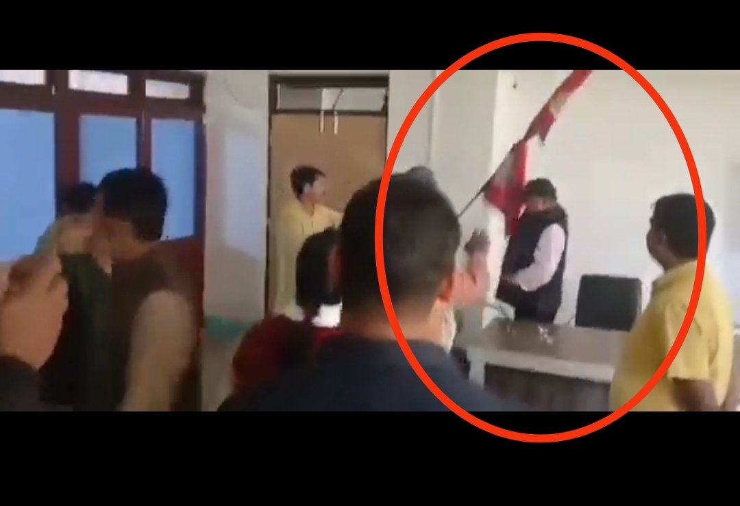 Manoj_pandey0's tweet image. झन्डा फाल्ने कांग्रेसका मधेस प्रदेश सांसद वीरेन्द्र कुमार सिंहलाई कानून बमोजिम कार्वाही गरिओस्।

जाे काेहि हाेस् राष्ट्रिय झण्डाकाे यसप्रकारकाे अपमान सैह्य छैन र हुदैन।