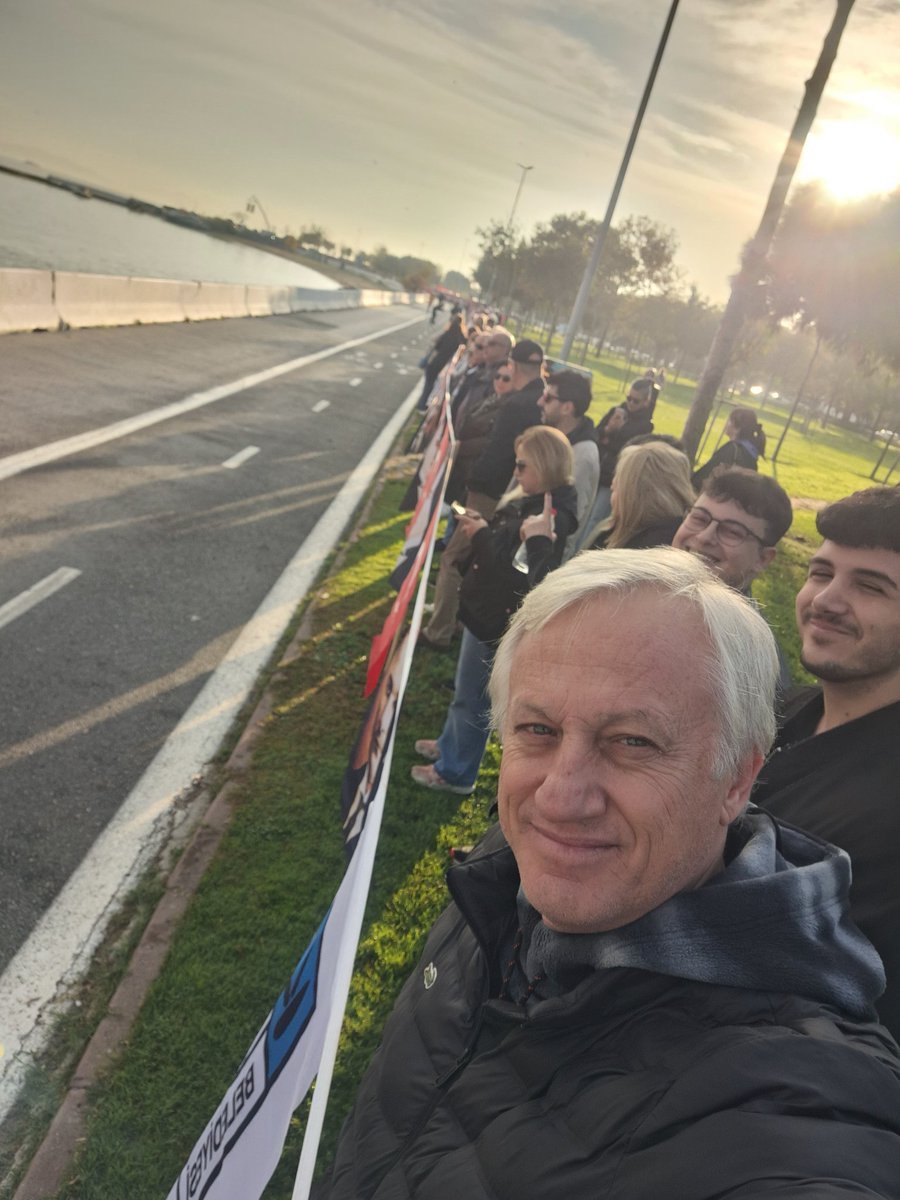 Atamızı sevgi,saygı,minnetle andık.Feneryolundan Bostancıya kadar "Atamıza Saygı" zincirinde,İstiklal Marşımızı söylerken herkes hüngür hüngür ağladı.Marş bittiğinde bende dahil herkesin gözyaşlarını sildiğine şahit  oldum.
"ATATÜRK ÖLÜMSÜZDÜR"
NE Mutlu Türküm Diyene🫶🏻🇹🇷❤️
