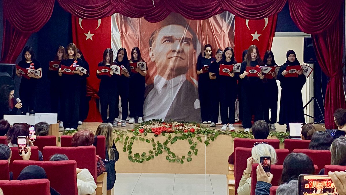 Bugün, takvim yaprakları bir kez daha 10 Kasım’ı gösteriyor…
Saatler 09.05’i vurduğunda, zaman duruyor.
Rüzgâr bile sessizleşiyor, kuşlar uçmayı unutuyor sanki…
Ve bir millet, aynı anda, aynı acıyı bir kez daha hissediyor.

O gün, güneş biraz eksik doğdu bu topraklara.
