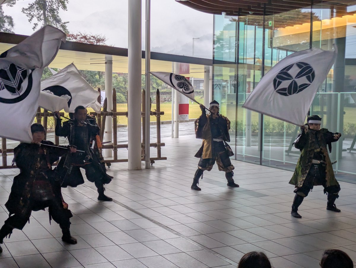 11/9（日）に #古戦場おもてなし武将隊 #関ケ原組 の演武を開催‼️演武の他にクイズもあり、会場は盛り上がりました😆次回は12/7（日）の予定で年内最後です🔥  
秋季企画展「世界三大古戦場展 − ワーテルロー・ゲティスバーグと関ケ原のつながり −」は11/24（月祝）まで⚔️