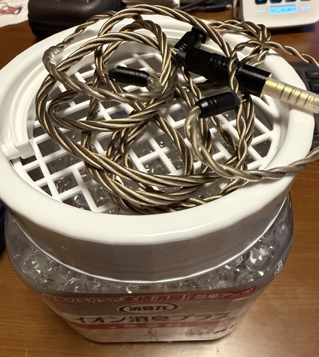 8492falken's tweet image. 先日購入したHype10のケーブルが香水臭していたので色々試行錯誤して
活性炭に保存→匂い取れず
ホテルで消臭剤吹きかけて陰干し(端子部分にはかけない)→多少匂い取れる
消臭ビーズを使って袋に入れて密封→かなり匂いが減る
しばらくこれで脱臭します
#イヤホン #リケーブル