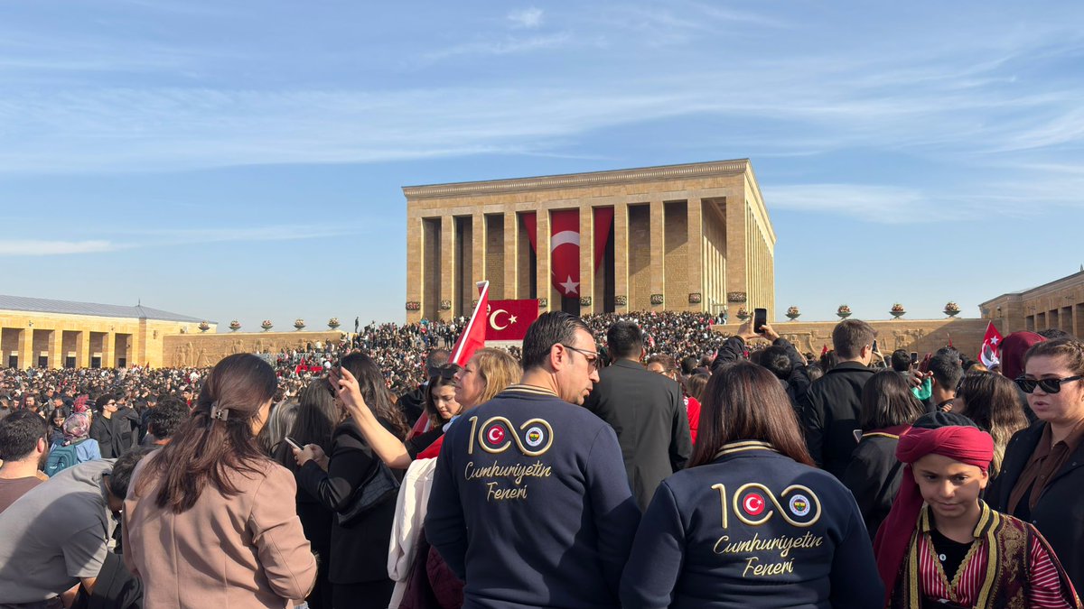 Atamıza Geldik Nur İçinde Uyu Atamm 
Ölene Dek İzindeyiz