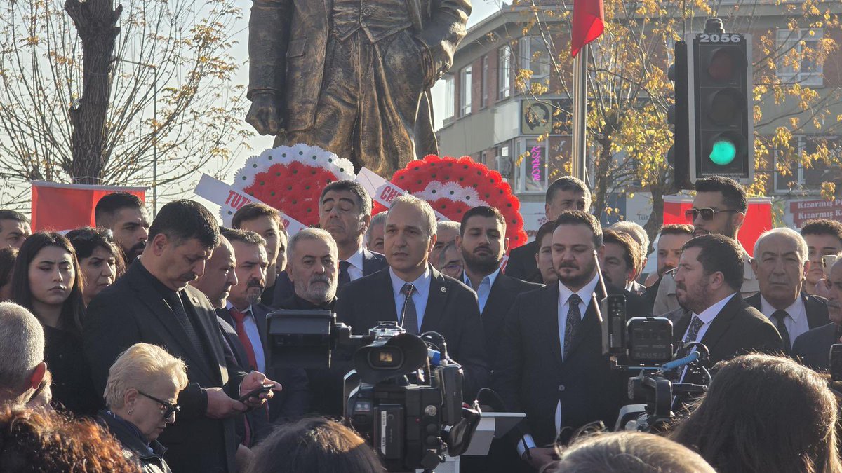 Bugün Mamak Mehmet Çekiç Ortaokulu’nda Başöğretmenimiz Gazi Mustafa Kemal Atatürk’ü minnetle andık. Ardından basın açıklamamızı gerçekleştirdik.

Bir ülkeyi yokluk içinden özgürlüğe taşıyan liderin mirasına sahip çıkmanın yalnızca bir tören değil, bir sorumluluk olduğuna