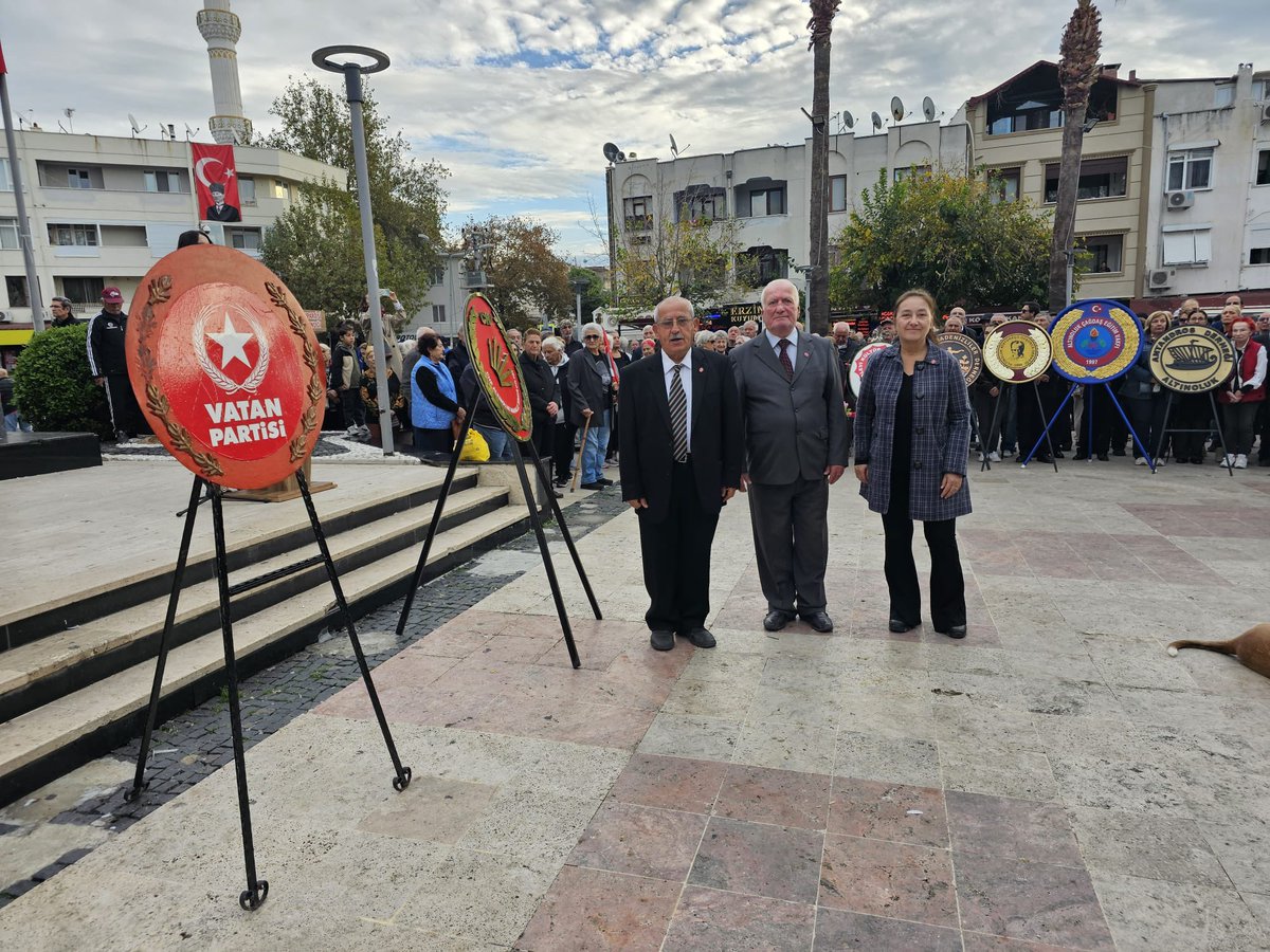 Vatan Partisi Edremit İlçe Başkanlığı’mızdan bir heyet  Devrimci Önderimiz Atatürk’ün aramızdan ayrılışının 87. yıldönümünde saygı duruşu ve çelenk koyma töreni gerçekleştirdi.

Açtığın yolda durmadan yürüyeceğimize and içeriz!