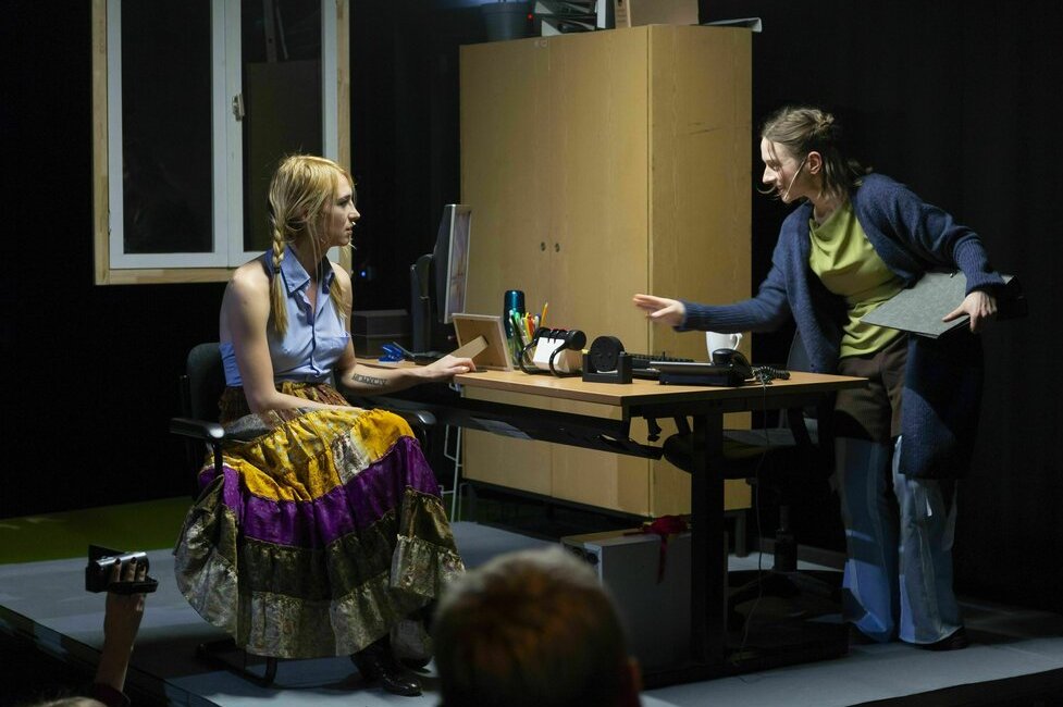 Von der Straße auf die Bühne

In einem dokumentarischen Theaterstück über Wohnungslosigkeit berichten Betroffene über ihre Erfahrungen. Dabei geht es vor allem um Selbstbestimmung. 

taz.de/Theaterstueck-…