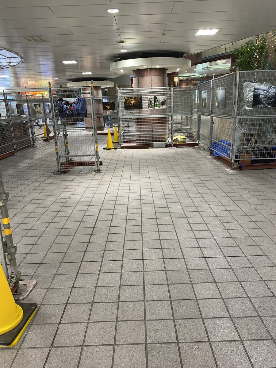 千葉駅周辺。千葉国際芸術祭をちょっと巡る。
街中に、作品が突如と現れることに意味を感じる。
好きな感じだった。