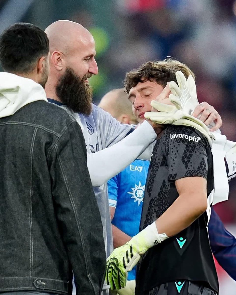 Oltre le rivalità.

Milinkovic Savic abbraccia Pessina in lacrime.

Bellissimo gesto, bellissima foto.