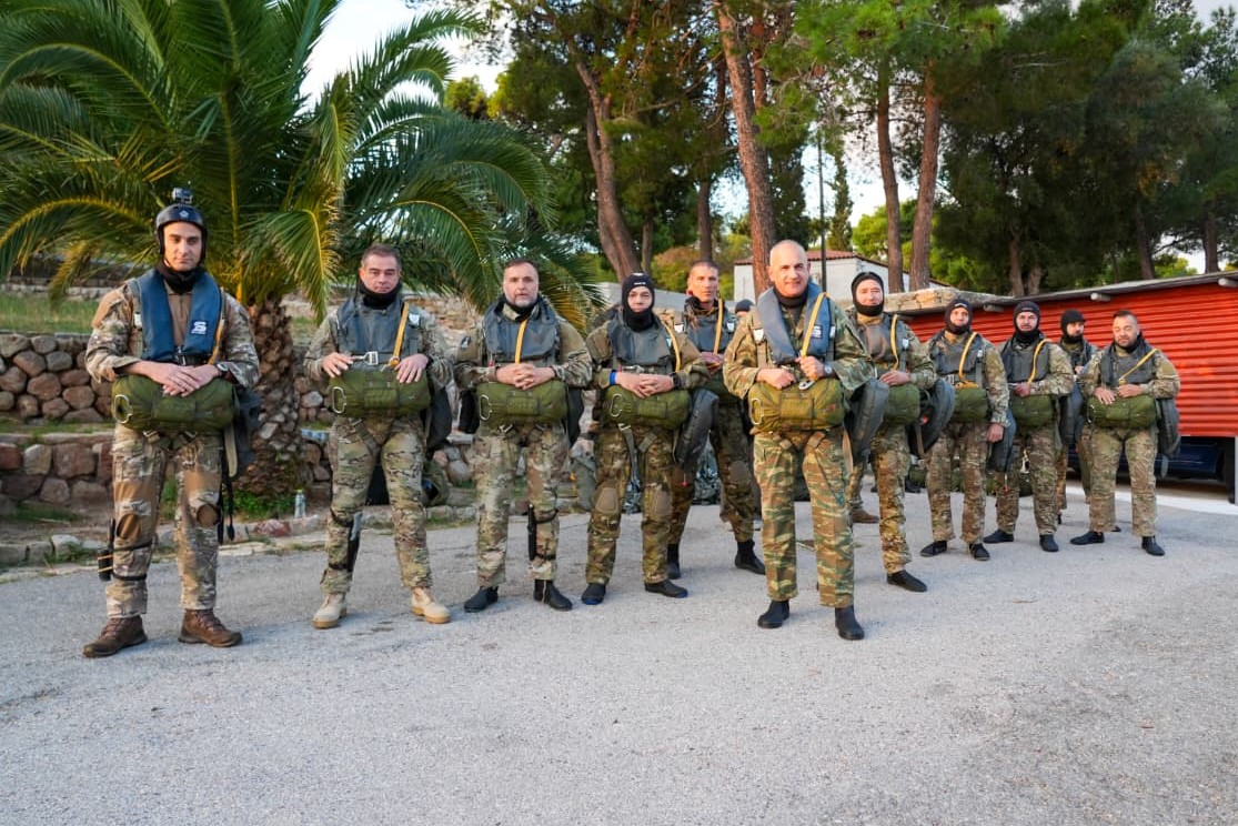 📍 Νέα Πέραμος

Πραγματοποίηση θαλάσσιου άλματος Στατικού Ιμάντα από ελικόπτερο CH-47D Chinook 
 
Στη δραστηριότητα, που πραγματοποιήθηκε στο πλαίσιο της ΤΑΜΣ #ORION25, συμμετείχε ο Αρχηγός #ΓΕΕΘΑ Στρατηγός Δημήτριος Χούπης καθώς και Μόνιμοι - Έφεδροι από Μονάδες Ειδικών