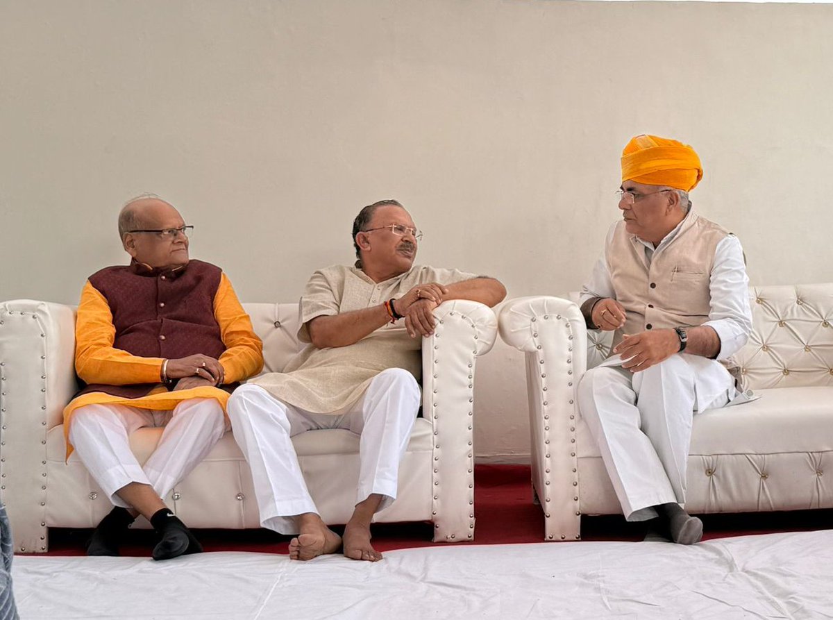 आज अजमेर पहुंचकर माननीय राजस्थान विधानसभा अध्यक्ष एवं अजमेर उत्तर से विधायक आदरणीय श्री वासुदेव देवनानी जी की धर्मपत्नी के दुःखद निधन पर उनसे मिलकर अपनी संवेदनाएँ व्यक्त कीं।
ईश्वर दिवंगत आत्मा को अपने श्रीचरणों में स्थान दें तथा परिवार को इस दुख की घड़ी में संबल प्रदान करें।