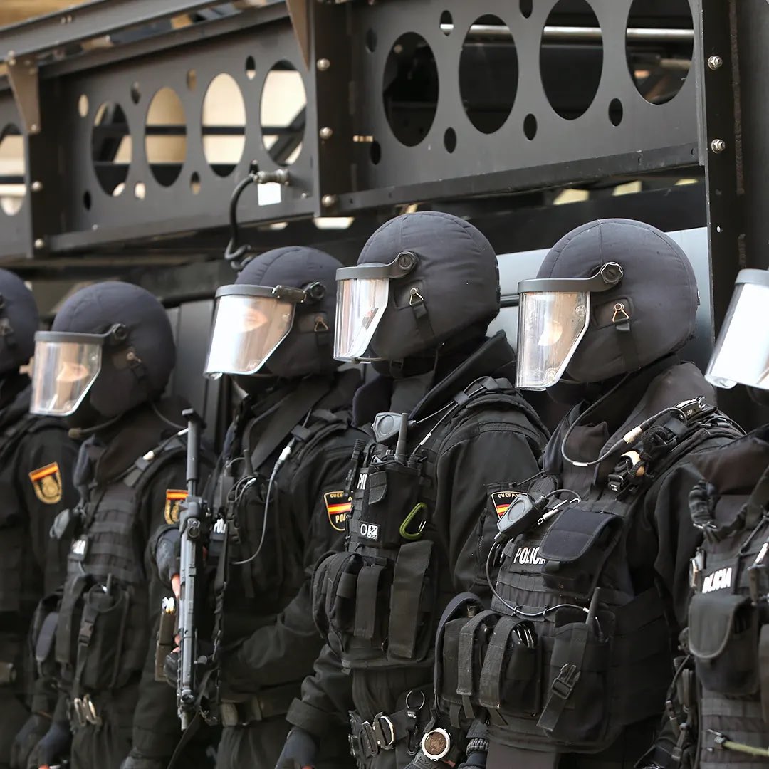 🇪🇸 | Un narco muerto y dos heridos tras un tiroteo con los GEO en Toledo.
 
Los traficantes recibieron a tiros a los policías del operativo antidroga en plena calle cuando iban a registrar un inmueble investigado.