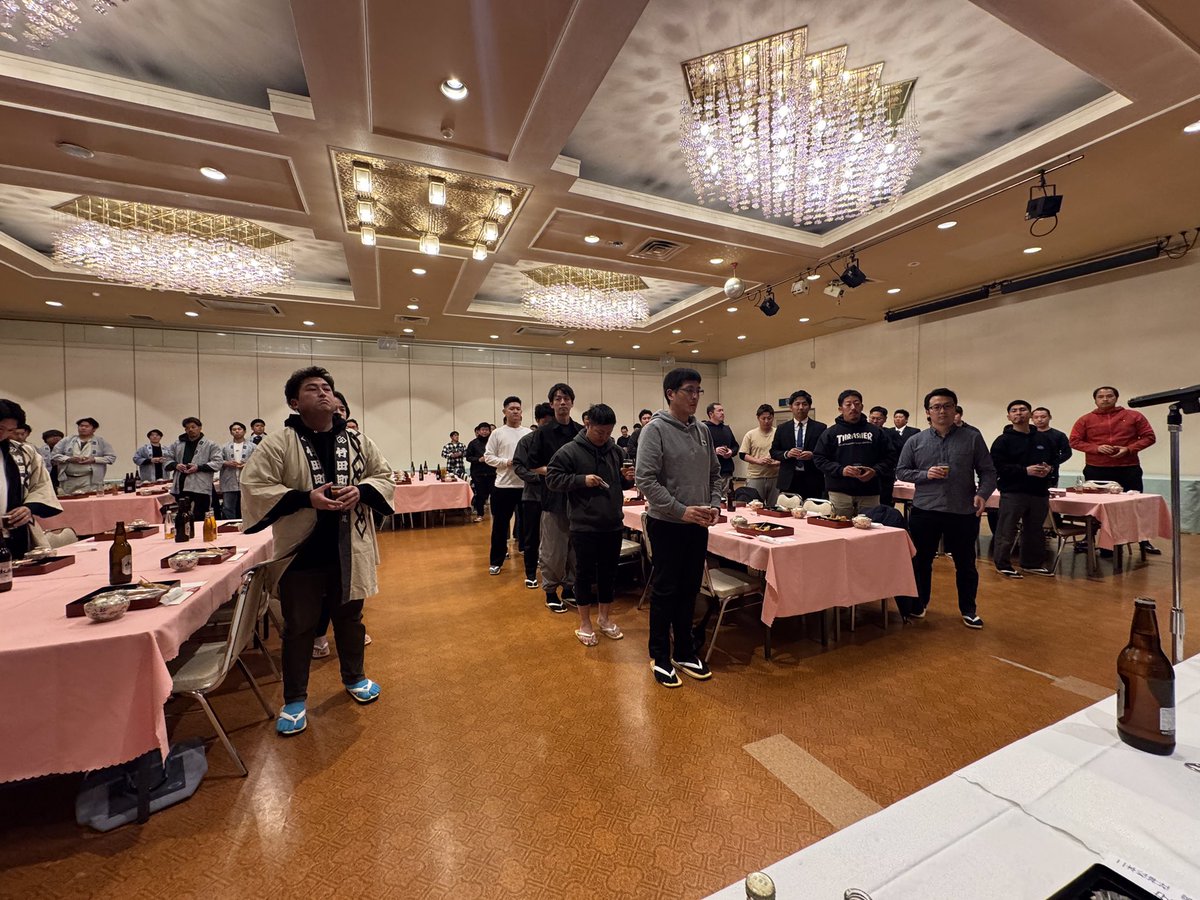令和７年度「二本松の提灯祭り」二本松若連連合会笠抜き ‼️
二本松御苑 

 歴史と伝統を誇る「二本松神社例大祭 二本松の提灯祭り」が、今年も盛大に執り行われました。

「二本松若連連合会の笠抜き」が、多くの関係皆様のご参会のもと盛大に開催されました。
