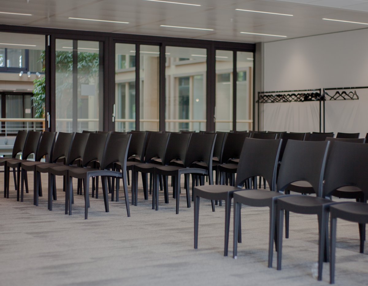 Edge_Workspaces's tweet image. 👩🏼‍💼 How do you like your indoor events? 
The flexibility that distinguishes us also covers our event areas!

Conference, workshop, hybrid gathering... we adapt the meeting room to your needs!

#Berlin #Hamburg #Amsterdam #WhereWellbeingWorks #EDGEWorkspaces