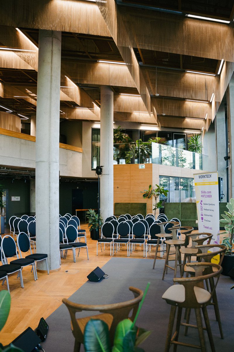 Edge_Workspaces's tweet image. 👩🏼‍💼 How do you like your indoor events? 
The flexibility that distinguishes us also covers our event areas!

Conference, workshop, hybrid gathering... we adapt the meeting room to your needs!

#Berlin #Hamburg #Amsterdam #WhereWellbeingWorks #EDGEWorkspaces