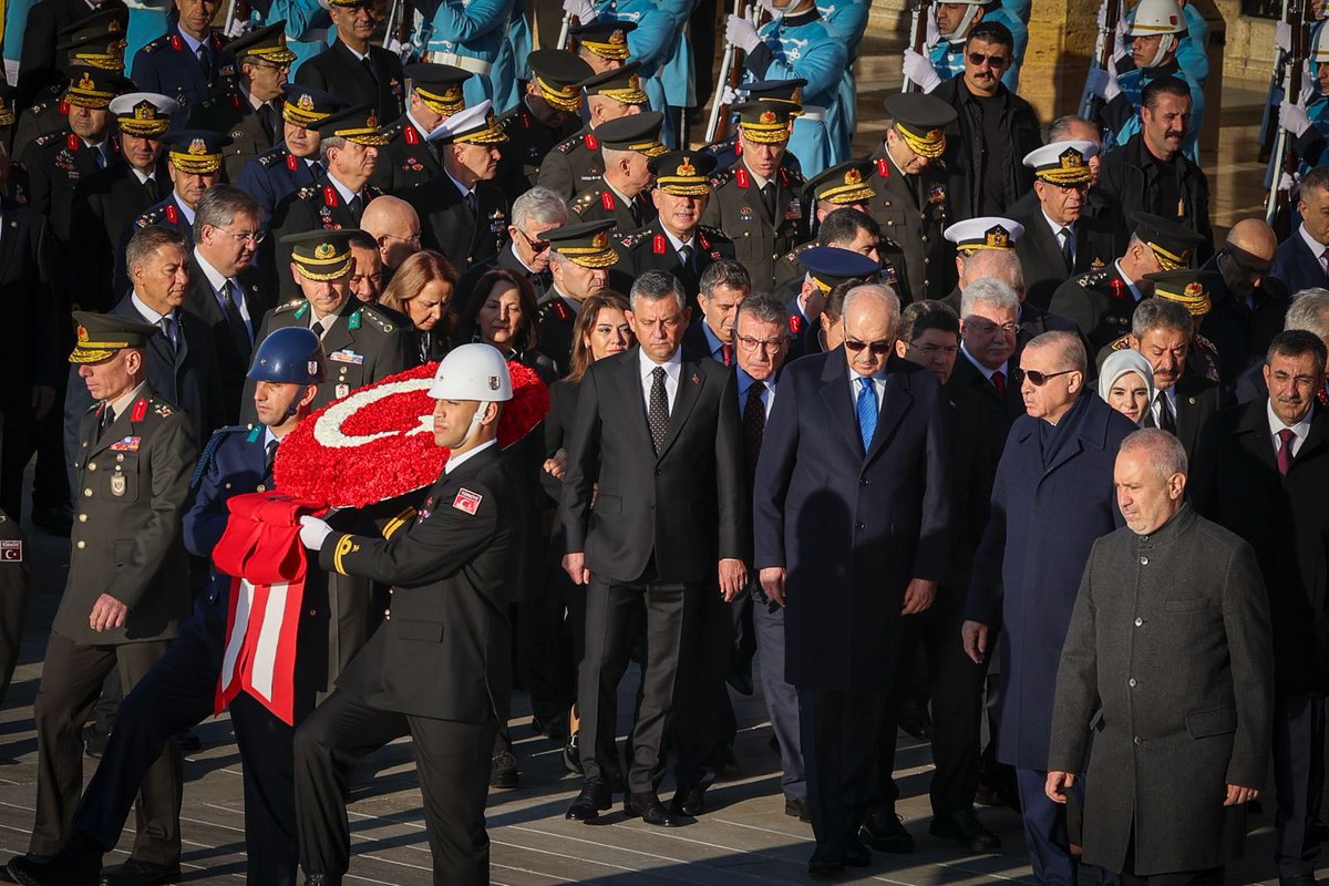 herkesicinCHP's tweet image. Genel Başkanımız Özgür Özel, Cumhuriyetimizin ve Partimizin kurucusu, Büyük Önderimiz Gazi Mustafa Kemal Atatürk’ün vefatının 87’nci yıldönümünde, Anıtkabir&apos;de düzenlenen resmi törene katıldı.