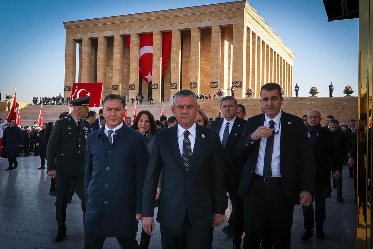 herkesicinCHP's tweet image. Genel Başkanımız Özgür Özel, Cumhuriyetimizin ve Partimizin kurucusu, Büyük Önderimiz Gazi Mustafa Kemal Atatürk’ün vefatının 87’nci yıldönümünde, Anıtkabir&apos;de düzenlenen resmi törene katıldı.