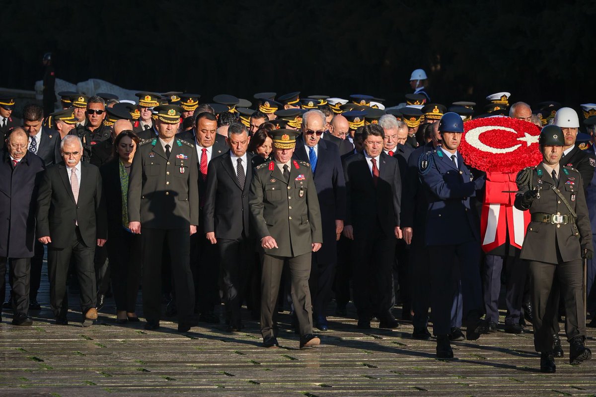 herkesicinCHP's tweet image. Genel Başkanımız Özgür Özel, Cumhuriyetimizin ve Partimizin kurucusu, Büyük Önderimiz Gazi Mustafa Kemal Atatürk’ün vefatının 87’nci yıldönümünde, Anıtkabir&apos;de düzenlenen resmi törene katıldı.