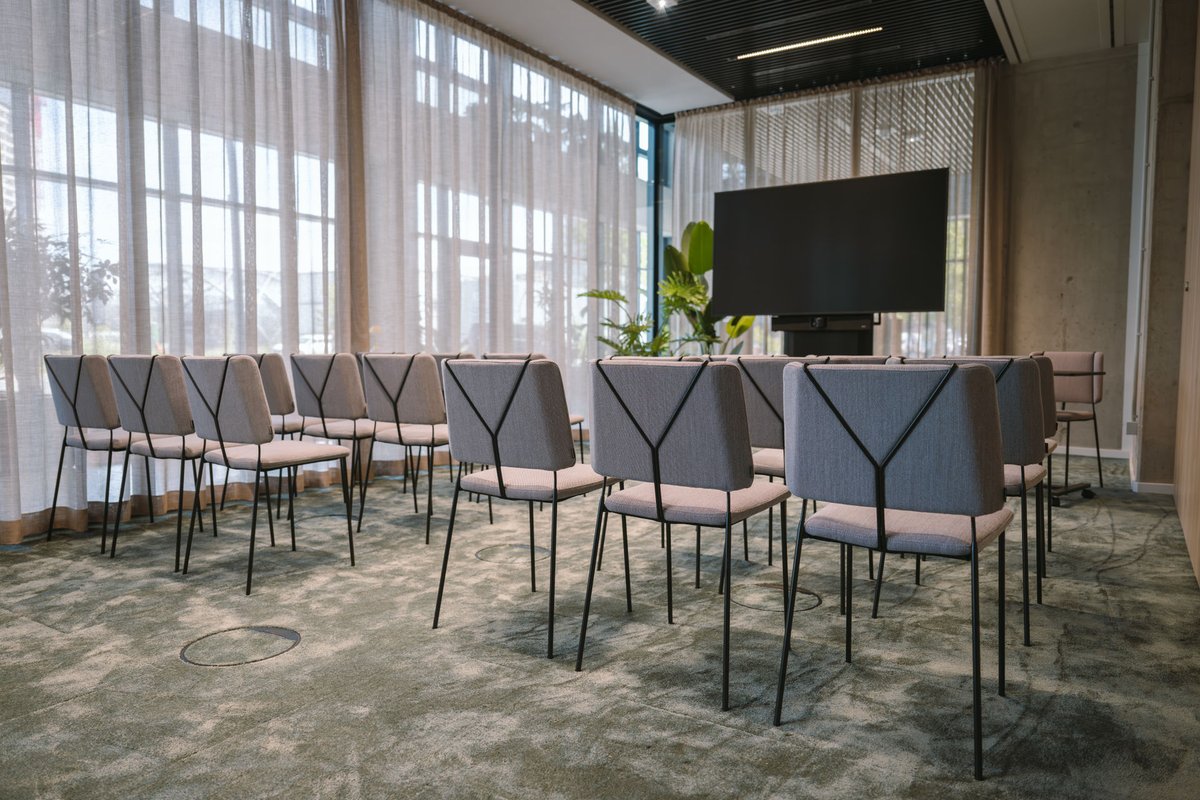 Edge_Workspaces's tweet image. 👩🏼‍💼 How do you like your indoor events? 
The flexibility that distinguishes us also covers our event areas!

Conference, workshop, hybrid gathering... we adapt the meeting room to your needs!

#Berlin #Hamburg #Amsterdam #WhereWellbeingWorks #EDGEWorkspaces
