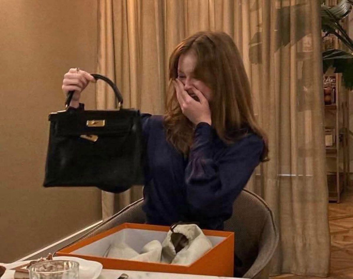 Yo haciendo unboxing de lo que me autoregalé