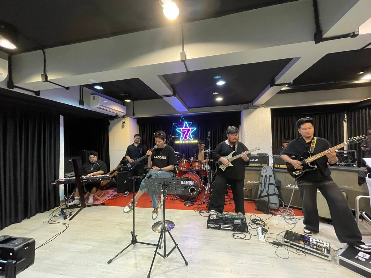 nuchka14's tweet photo. ชอบโมเมนต์แบบนี้จังอยากไปเชียร์น้องๆแบบติดขอบเวทีเลย...ส่งกำลังใจน๊า #onthelast #ป๊ายปายโอริโอ้ #7สีคอนเสิร์ต https://t.co/xAIUzcM3jf