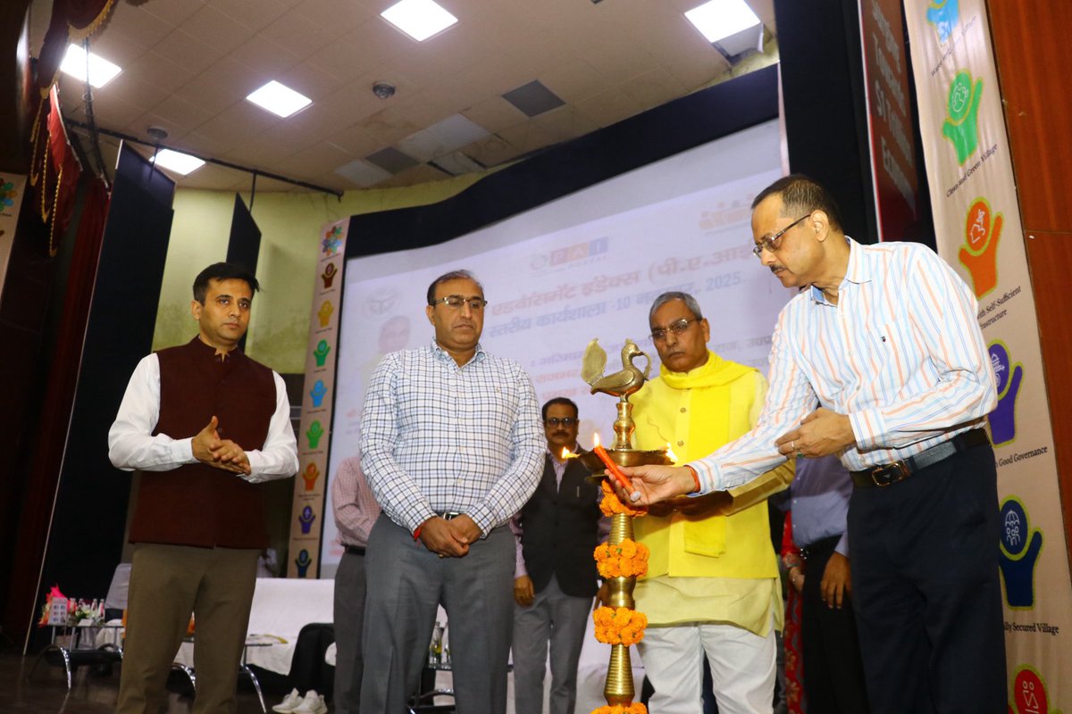 लखनऊ स्थित पंचायती राज निदेशालय में आयोजित पंचायत एडवांसमेंट इंडेक्स (पी.ए.आई.) राज्य स्तरीय कार्यशाला का शुभारंभ मा. पंचायती राज मंत्री श्री <a href="/oprajbhar/">Om Prakash Rajbhar</a> जी, प्रमुख सचिव श्री अनिल कुमार जी एवं निदेशक पंचायती राज श्री <a href="/DirectorUPPR/">Director Panchayati Raj</a> जी द्वारा दीप प्रज्वलित कर किया गया।