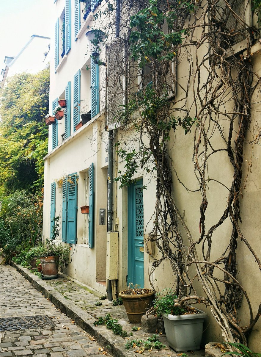 Vivre au cœur de la ville et au cœur du silence qui existe aussi dans les méandres de ses vaisseaux...
Commencer ce lundi en douceur,
Bonjour...