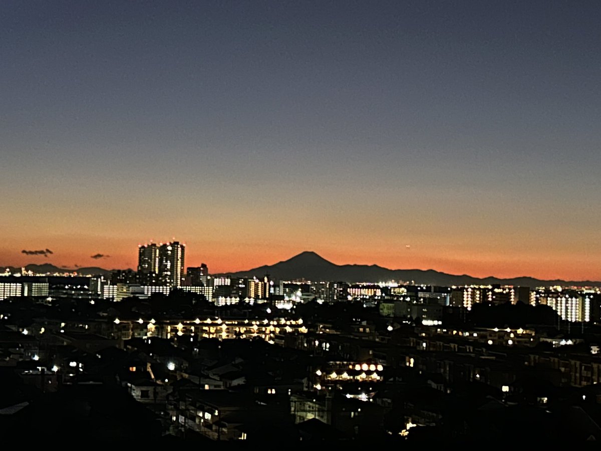 oretachinomita's tweet photo. 今日は全然仕事休憩とれなかったけど、綺麗夕焼け空で少しは癒された🌆

#風景 #夕焼け #夕焼け空 #絶景 https://t.co/bCiew3xuzy