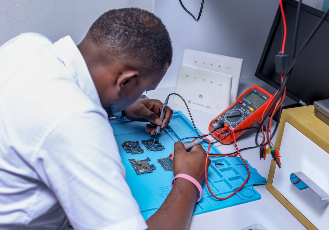 PhoneDoctorsU's tweet image. We are here for all your Smartphone repair needs. Affordable repair services, quick repair turn around times, genuine Spares and professional technicians. WhatsApp/Call: 0753363054
#DeviceSupport #mobilephonerepairs #getskilled #youthempowerment #youthemployment