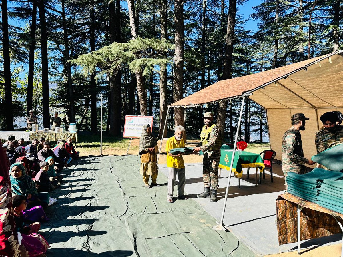 Junaid352705's tweet photo. J&K ke sard mosam mein Sohanda Battalion Delta Force ne garmjoshi ka paighaam diya. 80 ghareeb afraad ko kambal aur garam kapray taqseem kiye buzurgon, khawateen aur bachon ke chehron par muskurahat laut aayi #IndianArmy #WinterReliefDrive #JammuKashmir #FaujAurAwaam #Insaniyat https://t.co/uPo8dzyslV