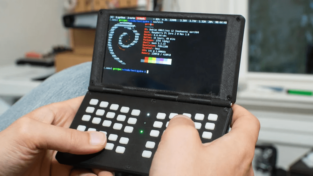 dfrobotcn's tweet image. 🔥 This pocket-sized Linux computer by Redditor stopdesign is a coder&apos;s dream!

Built with a Pi Zero 2 W, fold-open design, and 8,000 mAh battery for distraction-free coding anywhere.

Physical keys &amp;gt; touchscreens for this beauty!

hackster.io/news/a-distrac…

#RaspberryPi #DIY