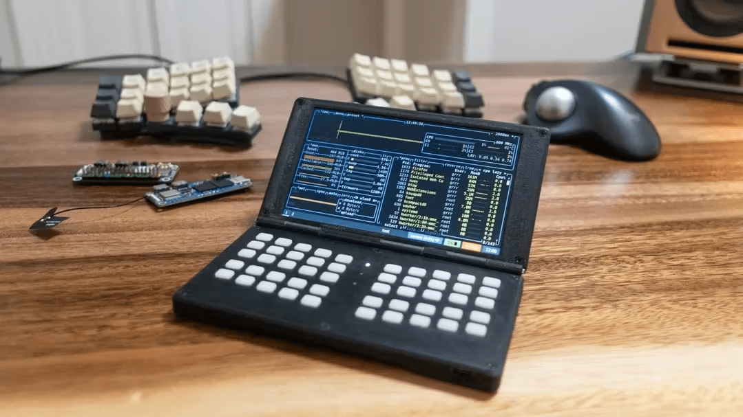 dfrobotcn's tweet image. 🔥 This pocket-sized Linux computer by Redditor stopdesign is a coder&apos;s dream!

Built with a Pi Zero 2 W, fold-open design, and 8,000 mAh battery for distraction-free coding anywhere.

Physical keys &amp;gt; touchscreens for this beauty!

hackster.io/news/a-distrac…

#RaspberryPi #DIY