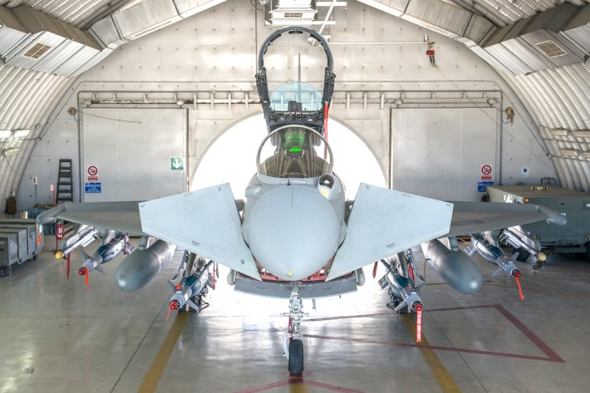 🛑 EUROFIGHTER TYPHOON ANLAŞMASI TÜRKİYE’YE PAHALIYA MI PATLADI?

Türkiye, hava gücünün idamesini sağlamak amacıyla geçtiğimiz günlerde İngiltere ile 20 adet Eurofighter Typhoon savaş uçağı ve beraberindeki ekipmanların tedarikine yönelik bir sözleşme imzaladı. Tabii ki bu büyük