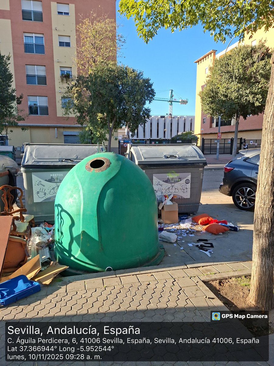 Le suena a Vd Sr. Delegado <a href="/pepelugomoreno/">José Lugo Moreno</a> ? Lo tiene en la puerta de su casa. Nos tienen ABANDONADOS. Lleva así dos días ya.
<a href="/LipasamSevilla/">Lipasam</a> 
<a href="/eveliarincon/">Evelia Rincón</a> 
<a href="/Ayto_Sevilla/">Ayuntamiento de Sevilla</a>  Tienen EL <a href="/DtoCerroAmate/">Distrito Cerro-Amate (Sevilla)</a>  que es una VERGÜENZA