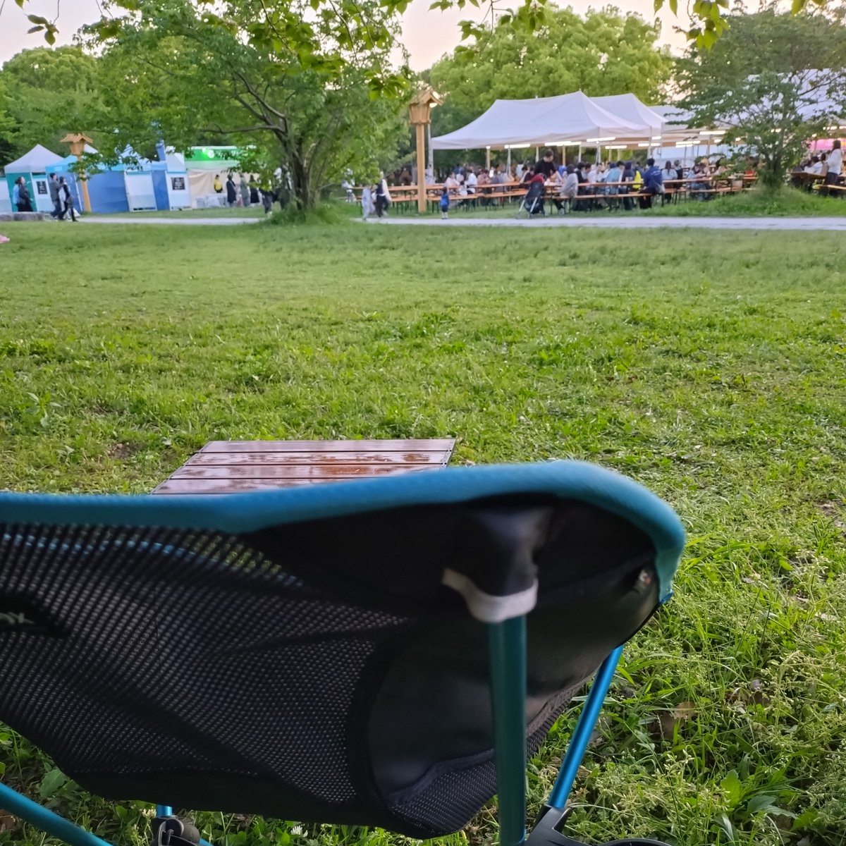 w26115's tweet photo. 姪浜チェアリング協会(MCA) 選⑳
イスに座ったら #舞鶴公園 の #クラフト餃子フェス で餃子とビールを独り占めするんです。
ゴールデンウィーク突入!
#イスさえあればどこでも酒場
#チェアリング #チェア呑み
#チェア散歩 #chairing
#chairing_fukuoka
#チェアリング好きな人と繋がりたい https://t.co/JkHooxv99y