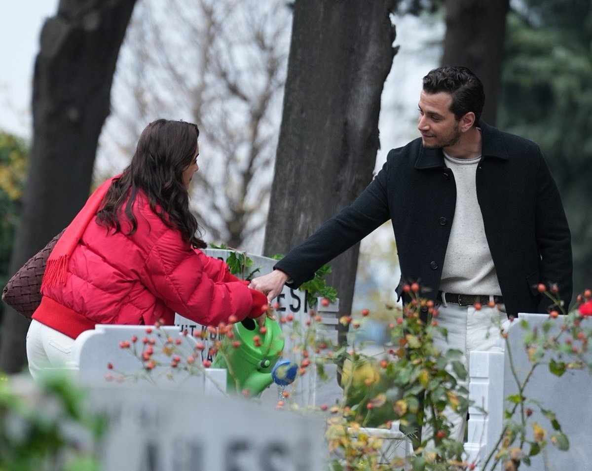 "Mükerrem ve Nüzhet'in aşkını artık biri daha biliyordur.Mükerrem o gün neden gelemediğini Nüzhet’e anlatır ve ikili geri dönüşü olmayan bir yola girer" Allahhhh mükerrem her seyi nüzhete anlatmış ve geri dönüşü olmayan yola girmişiz yani sevgiliyiz artık yasak aşkımız başlıyor🥹