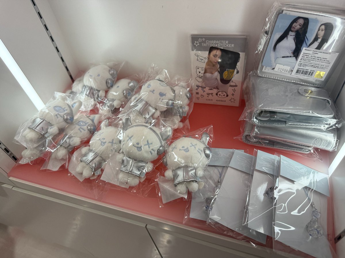 idolstore_hd's tweet photo. 📢오늘의 아이돌스토어 오프라인 입고✨

🩶에스파 <aeXIS LINE concert MD>

📍아이돌스토어 홍대점 (서울특별시 마포구 와우산로 29다길 20)

#아이돌스토어 #idOLSTORE https://t.co/13YqEpiMto