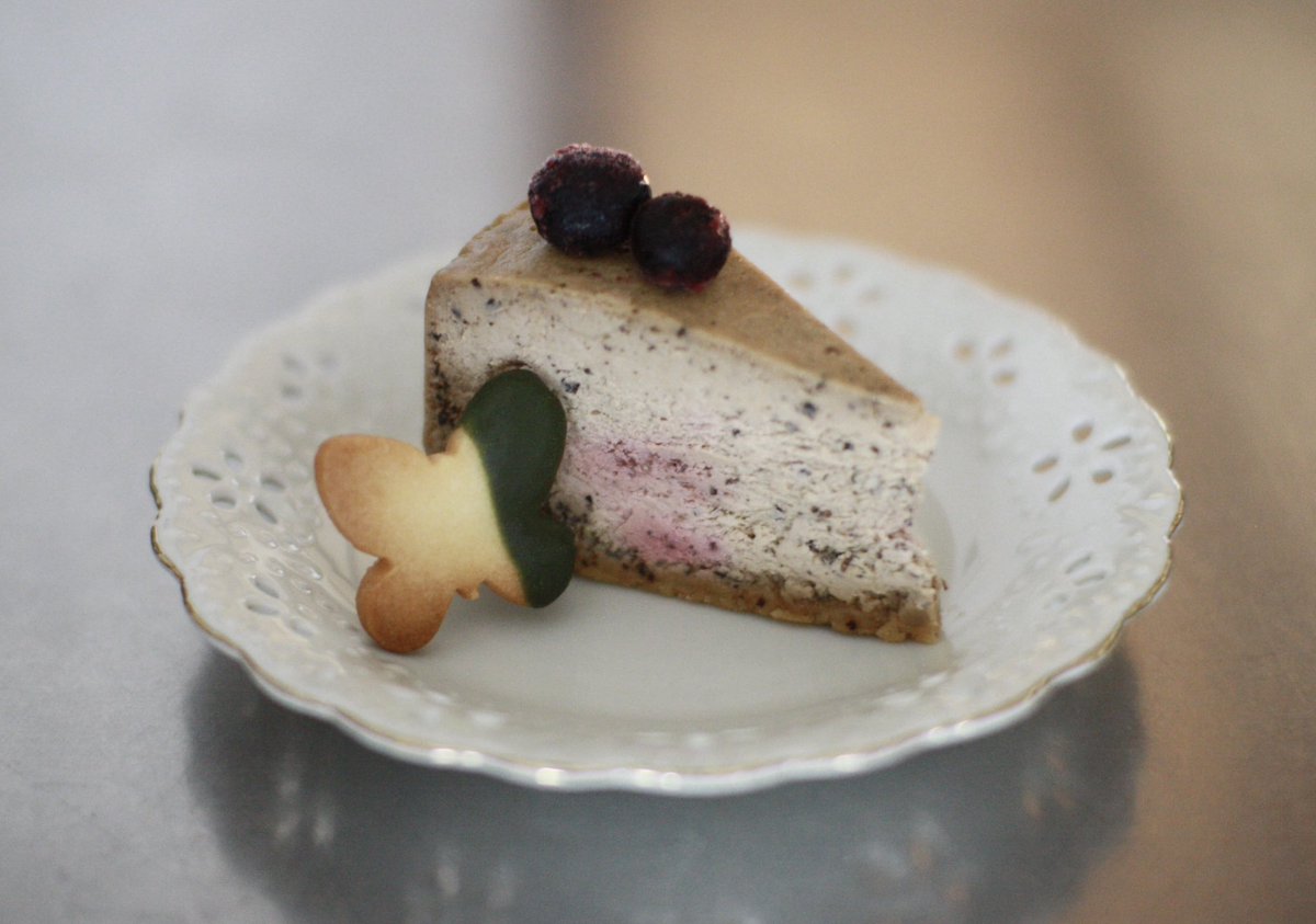 美味しい〜〜💕
うちはハーフで十分かなと考えた注文前の私に言いたい。
「これは絶対ホールだからね！」と。

どうしても味わってみたかったMUMUさんのチーズケーキ。
やはり…ものすごーく美味しい💕
なんだか申し訳ないけれど、そんな言葉しか出てこない😂

今日はアールグレイと共に🫖
あー美味し