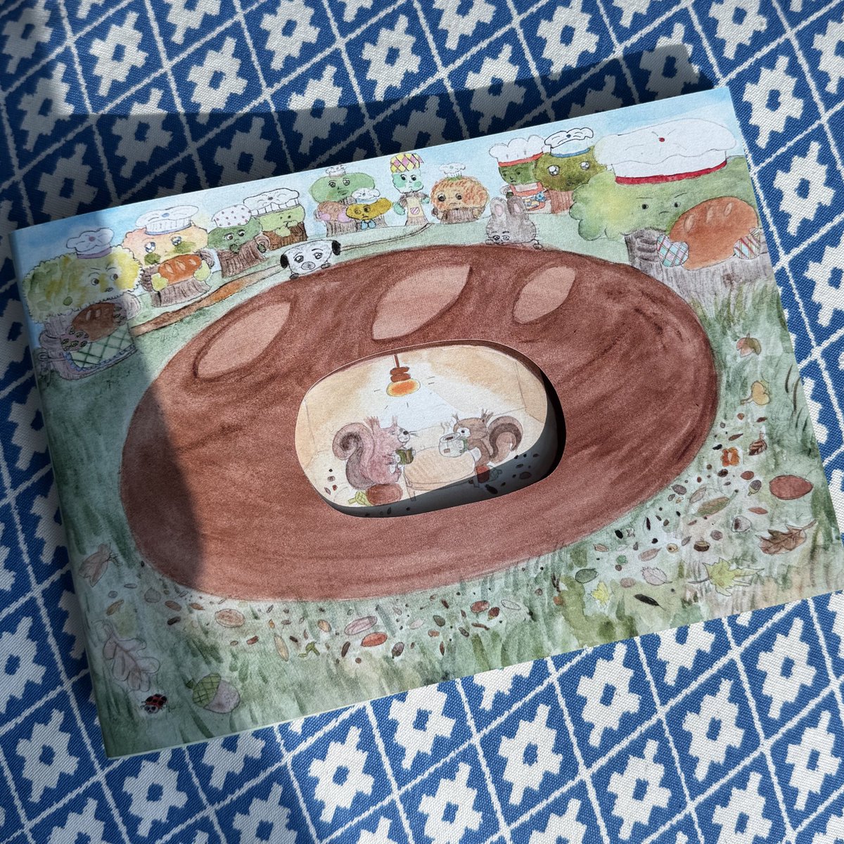 📕신간📕

 『빵 속에 다람쥐가 있는 것 같아』 

숲 속에 살고 있는 다람쥐들의 따듯한 겨울잠을 위해 나무들이 빵을 구워 다람쥐 집을 만들어주는 짧은 진 (zine)을 만들었습니다. 🐿️🥖

큰 통밀빵을 보더니 그 안에 다람쥐가 살고 있을 것 같다고 말한 조카 덕분에 만들게 된 이야기입니다.