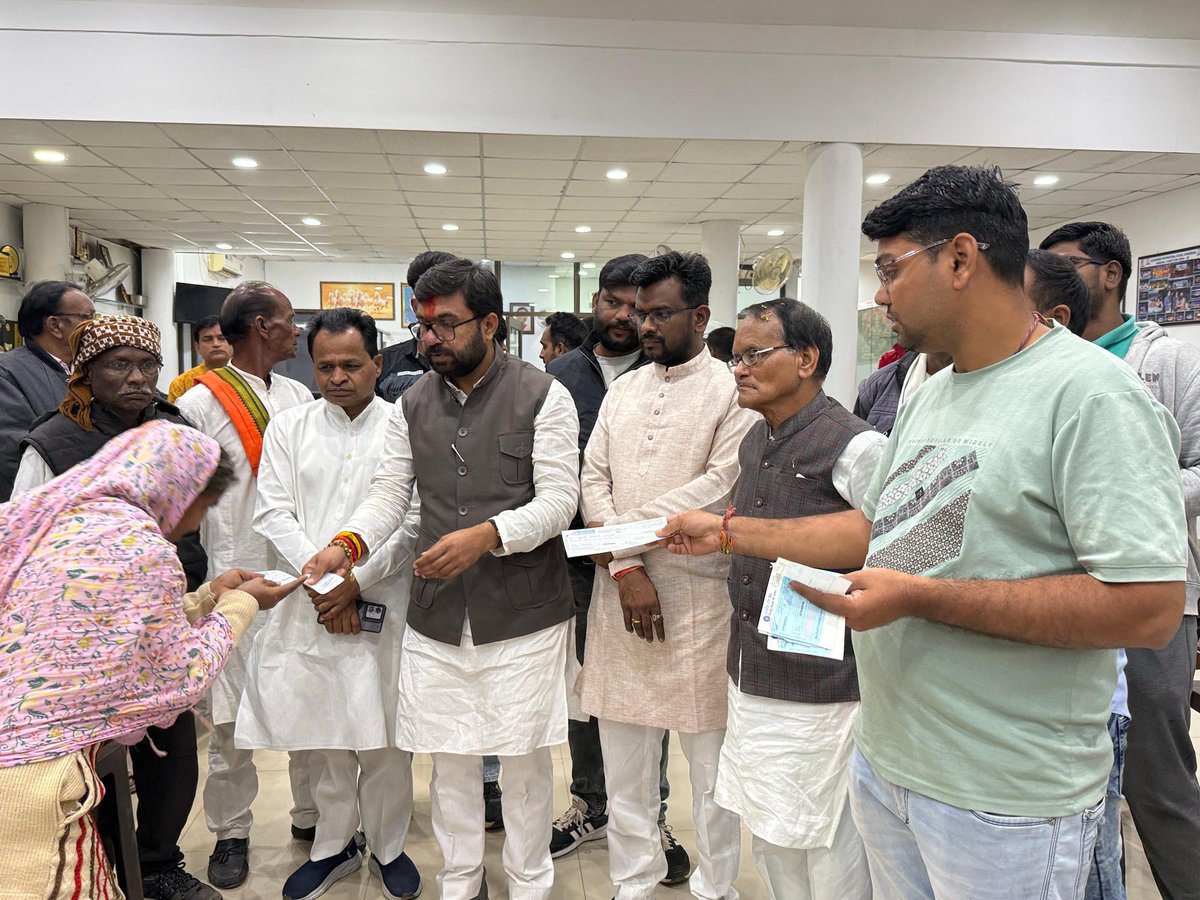 buntyviveksahu's tweet photo. 📍 सांसद कार्यालय, छिंदवाड़ा
आज संसदीय क्षेत्र के जरूरतमंद नागरिकों को चेक के माध्यम से आर्थिक सहायता प्रदान की गई।
जनता की सेवा और सहयोग ही मेरा परम संकल्प है।
#जनसेवा_ही_मेरा_संकल्प #Chhindwara #PublicService #MPOffice https://t.co/RssMuMCWOd